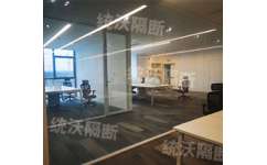 上海统沃装饰工程 专业化全景玻璃隔断的创新应用